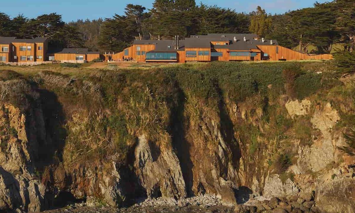 view of resort and cliffside near the ocean