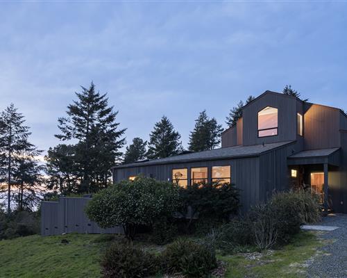 Top Mast Lodge exterior front